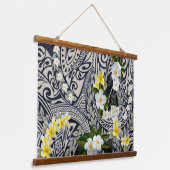 伝統的なハワイアンタパとプルメリア 吊り下げ型タペストリー (傾斜あり)