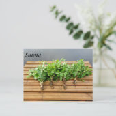 伝統的なフィンランドのサウナ用ウィスクが波止に置かれている ポストカード (スタンド正面)