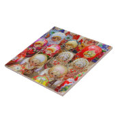 伝統的なロシア語のクローズアップは人形に入り込みました タイル (側面)