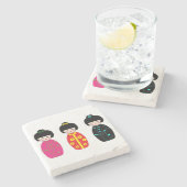 伝統的な日本人のKokeshiの芸者の人形 ストーンコースター (横)