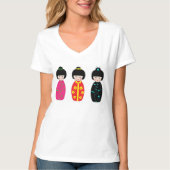 伝統的な日本人のKokeshiの芸者の人形 Tシャツ (正面)