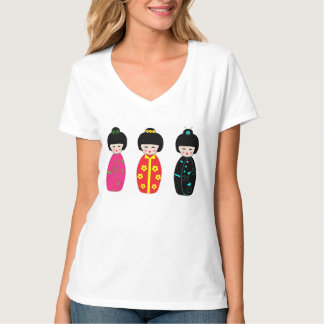伝統的な日本人のKokeshiの芸者の人形 Tシャツ