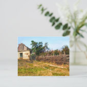 伝統的な農業用建物と編み垣 ポストカード (スタンド正面)