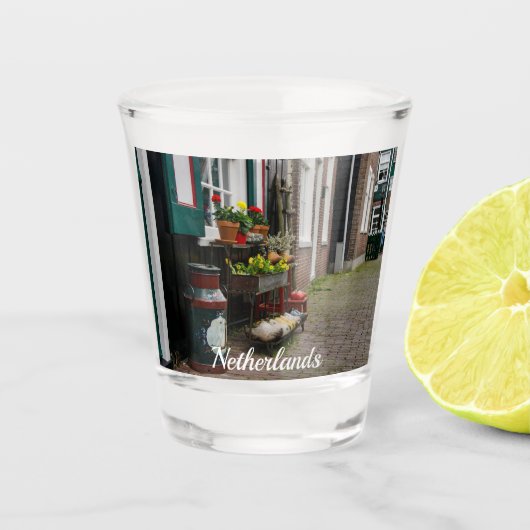 伝統的オランダの木製シューズ通り ショットグラス (正面)