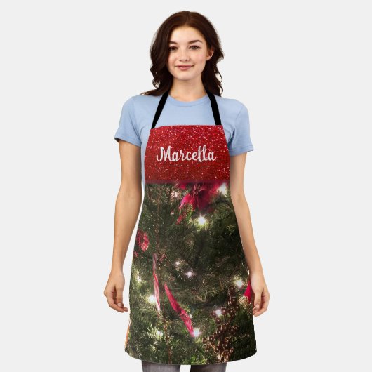 伝統的クリスマスツリーパターンホリデーグリッター エプロン (着用した状態)