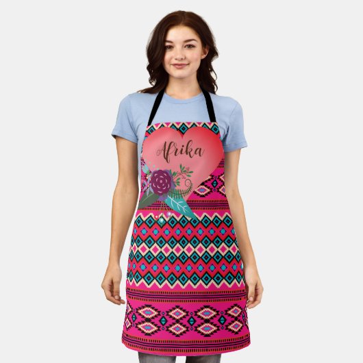 伝統的ピンクザティール（緑がかった色）ズルフォークパターン エプロン (着用した状態)