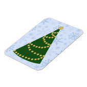 伝統的雪の上のクリスマスツリー マグネット (左側)
