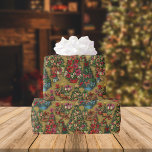 伝統的飾Christmas Trees Pattern ラッピングペーパー<br><div class="desc">飾伝統的クリスマスの木は、1つ以上のティール（緑がかった色）の青とリボン、1つ以上のポインセチアと赤、1つ以上のジンジャーパンとクッキーを持つ。金飾包まれたの背景のリボンの箱。</div>