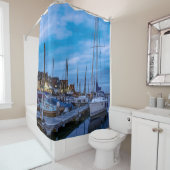 伝統的魚釣り町夜景 シャワーカーテン (インサイチュ)