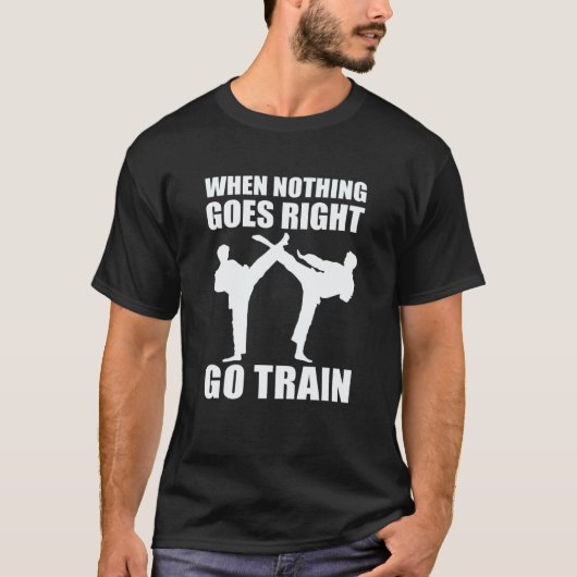 伝統空手の修行者 空手家 学生 トレーニング Tシャツ (正面)