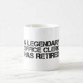 伝説的な事務員はレティレム退職したを持おもしろいつ コーヒーマグカップ (中央)