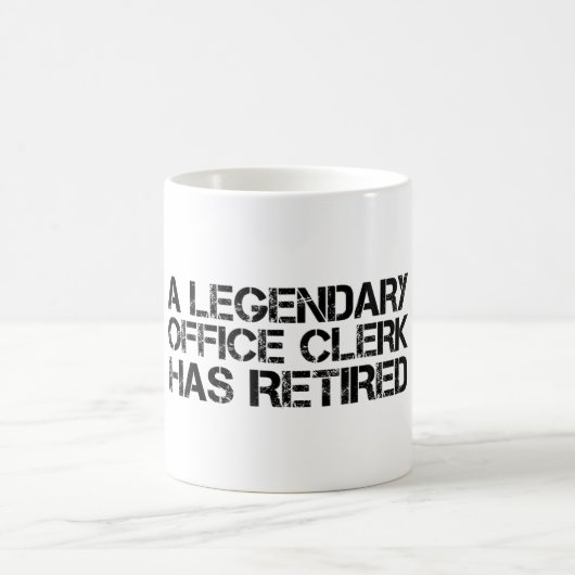 伝説的な事務員はレティレム退職したを持おもしろいつ コーヒーマグカップ (中央)