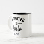 伯父に昇格Est 2025すぐに新しい叔父になる ツートーンマグカップ (正面左)