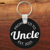 伯父Estに昇格。2025 I キーホルダー (裏面)