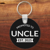 伯父Estに昇格。2025 II キーホルダー (裏面)