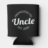 伯父Estに昇格。2026I 缶クーラー (裏面)