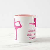伸張の姿勢の女性の顕著なピンクのシルエット ツートーンマグカップ (中央)