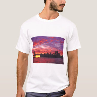 低いシルエットの輝く夕日 Tシャツ