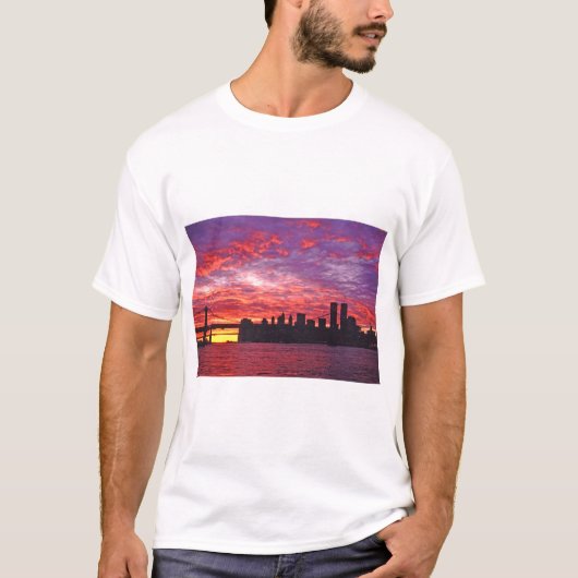 低いシルエットの輝く夕日 Tシャツ (正面)