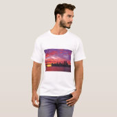 低いシルエットの輝く夕日 Tシャツ (正面フル)