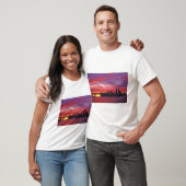 低いシルエットの輝く夕日 Tシャツ (ユニセックス)