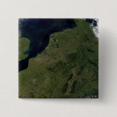 低い国 缶バッジ (正面)