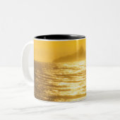 低い夕べの太陽からの日曜日道[反射] ツートーンマグカップ (正面左)