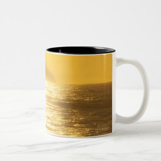低い夕べの太陽からの日曜日道[反射] ツートーンマグカップ (右)