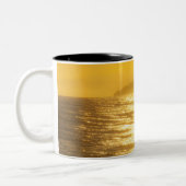 低い夕べの太陽からの日曜日道[反射] ツートーンマグカップ (左)