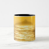 低い夕べの太陽からの日曜日道[反射] ツートーンマグカップ (中央)