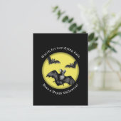 低おもしろいこうもり飛んでいるハッピーハローウィン ポストカード (スタンド正面)