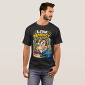 低エネルギー 高幸福感 犬 - 楽しい リラックス 幸せ Tシャツ (正面フル)