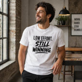 低姿勢勝利の面白いTシャツ Tシャツ
