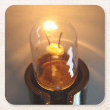 低白熱［赤熱］光を放つ電圧電球