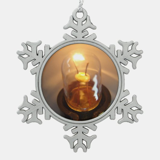 低白熱［赤熱］光を放つ電圧電球 スノーフレークピューターオーナメント (正面)