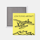 低空飛んでいる機 |アラおもしろいスカクルーズドア マグネット (正面/裏面)