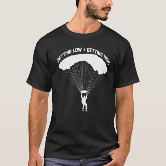 低空飛行。スカイダイバーへ。パラシューティング。スカイダイビング Tシャツ (正面)