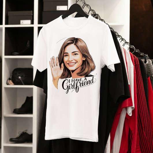 低鍵フレックス: 「ガールフレンドがいる図解入りの、写真付きの」 Tシャツ