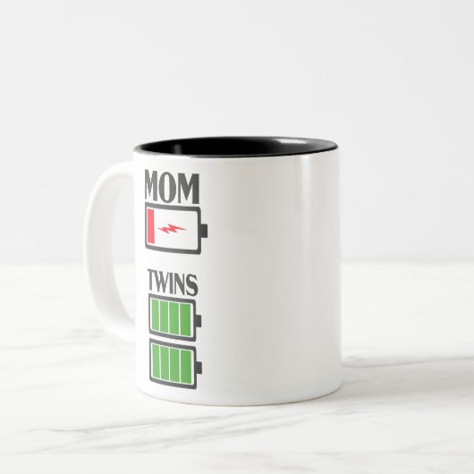 低電池疲れたママ双子の妊娠ギフトのママ ツートーンマグカップ (正面左)