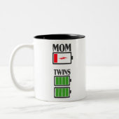 低電池疲れたママ双子の妊娠ギフトのママ ツートーンマグカップ (左)