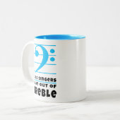 低音の歌手は高音域を避けます ツートーンマグカップ (正面左)