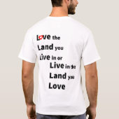 住んでいる土地を愛しなさい、あるいは愛する土地に住みなさい Tシャツ (裏面)