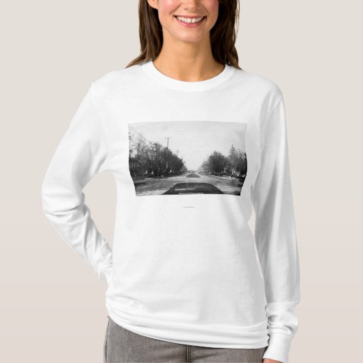 住宅の通り場面 Tシャツ (正面)
