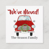 住所お知らせ赤い車とクリスマスリース エンクロージャーカード (正面)