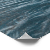 体で泳ぐ黒ビキニタップを着た女性 ポスター (角)