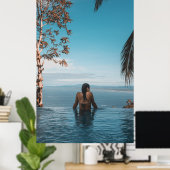 体で泳ぐ黒ビキニタップを着た女性 ポスター (ホームオフィス)