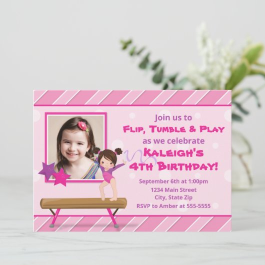 体操のパーティーの誕生日の招待状のブルネットの女の子 招待状 (スタンド正面)