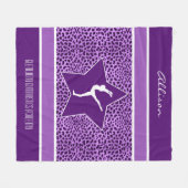 体操のモノグラムが付いている紫色のチータのプリント フリースブランケット (正面(横))