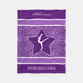 体操のモノグラムが付いている紫色のチータのプリント フリースブランケット