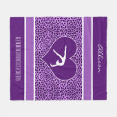 体操のモノグラムが付いている紫色のチータのプリント フリースブランケット (正面(横))